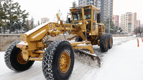 Talas Belediyesi ekipleri kar yağışında vatandaşların yüzünü güldürdü