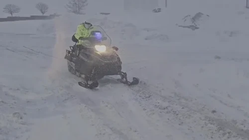 Bitlis'te yoğun kar ve buzlanmaya karşı kar motoru ile önlem alınıyor