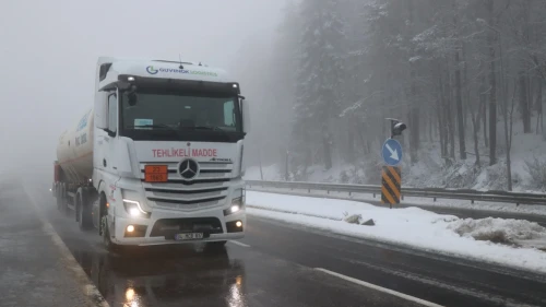 Bolu Dağı’nda sis ve hafif kar yağışı nedeniyle görüş mesafesi 30 metreye düştü