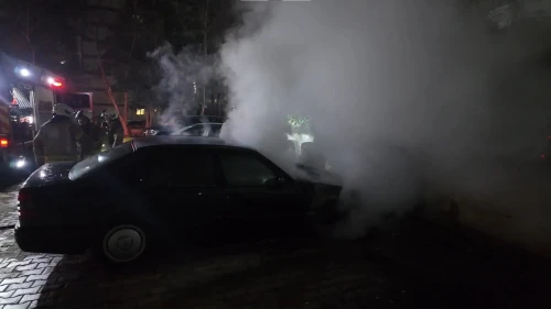 Kadıköy'de apartman otoparkında park halindeki Mercedes alev aldı