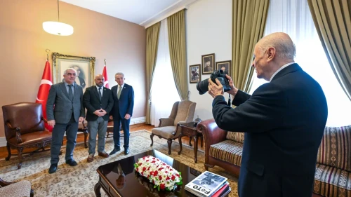 Bahçeli TFMD heyetinin fotoğrafını bizzat çekti