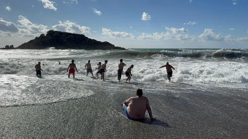 Mersin'de gelenek bozulmadı, yeni yılın ilk gününde denize girdiler