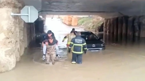 Edirne'de sağanak sonrası yollar göle döndü, mahsur kalanlar itfaiye tarafından kurtarıldı
