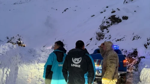 Elazığ'da kar nedeniyle kapalı köy yolunda hasta kadın UMKE ekiplerince kurtarıldı