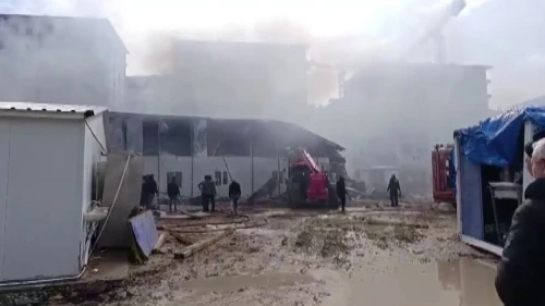 Hatay'da inşaat işçilerinin kaldığı konteyner yatakhane alevlere teslim oldu