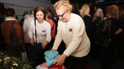 Bursa’da kadınlar sinemada film izlerken iyilik için örgü ördü