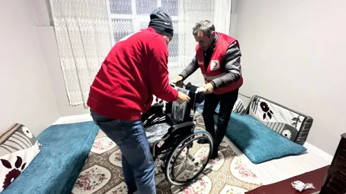 Kızılay Muradiye Şubesi engelli bireylere tekerlekli sandalye desteği sağladı