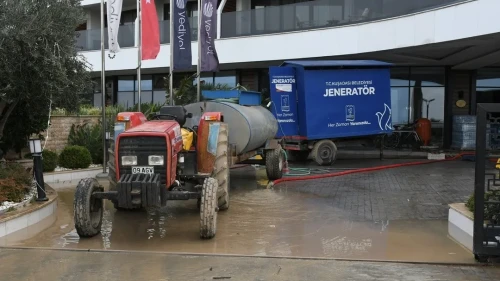Kuşadası’nda sel sonrası zarar gören bölgelerde belediye ekipleri çalışmalarını sürdürüyor