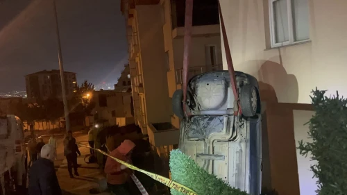 Pendik’te otomobil apartman bahçesine uçtu: 2 kişi yaralandı