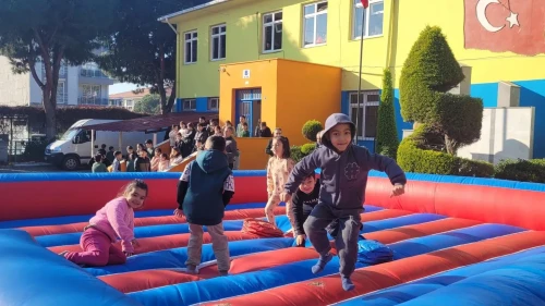Bayındır'da Fatih İlkokulu bahçesi karne şenliğiyle masal diyarına dönüştü