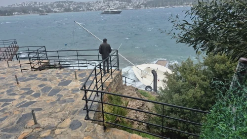 Bodrum'da fırtına nedeniyle karaya vuran ve batan teknelerde büyük hasar meydana geldi
