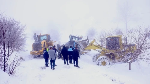 Akçadağ'da kar nedeniyle yoldan çıkan iş makinesi belediye ekipleri tarafından kurtarıldı