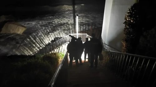 Kuşadası'nda fırtınada iskeleden denize düşen 3 işçiden 1'i hayatını kaybetti, firma sahibi tutuklandı