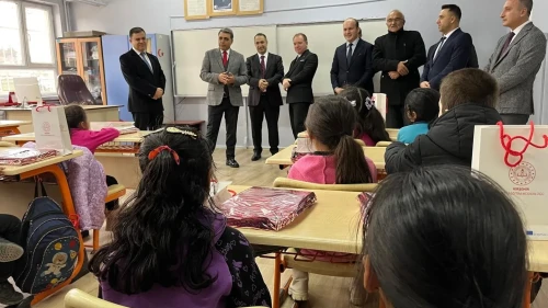 Kırşehir'de 45 bin 941 öğrenci karne heyecanı yaşayarak yarıyıl tatiline başladı