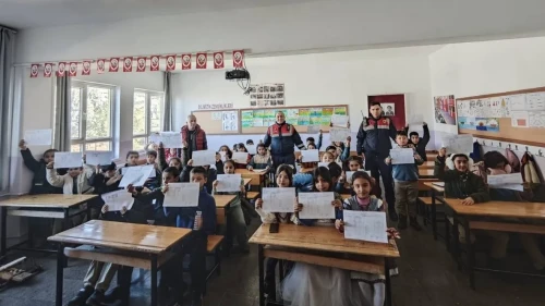 Gaziantep'te jandarma ekipleri öğrencilerin karne heyecanına ortak oldu