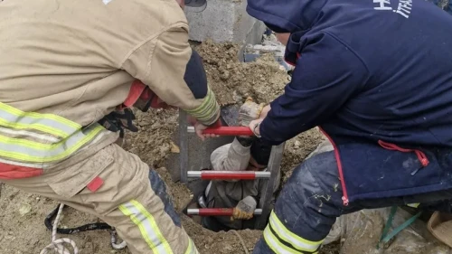 Antakya'da kuyuya düşen vatandaş itfaiye tarafından kurtarıldı