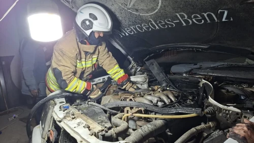 Samandağ’da park halindeki Mercedes Benz alev aldı, itfaiye müdahale etti