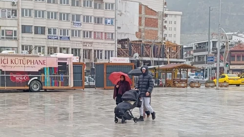 Afyonkarahisar'da gece başlayan yağmur sabah saatlerinde etkili oldu
