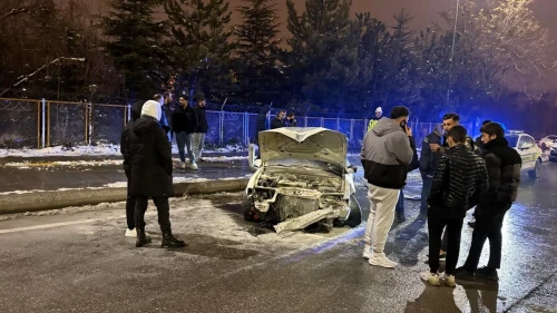 Kayseri’de sürücünün direksiyon hakimiyetini kaybettiği otomobil refüjden uçarak pert oldu