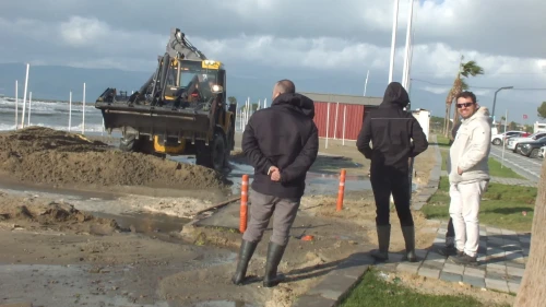 Burhaniye’de fırtına nedeniyle deniz kabardı evler ve yollar sular altında kaldı