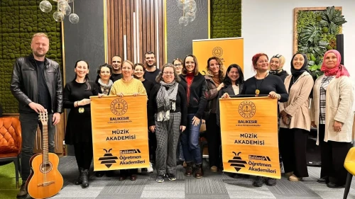 Balıkesir’de öğretmenler müzik akademisinde hem çaldı hem söyledi