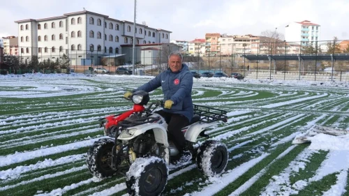 Erzurum'un Oltu ilçesinde 40 yıldır sahaların bakımını yapan İbrahim Kara stadyuma emanet