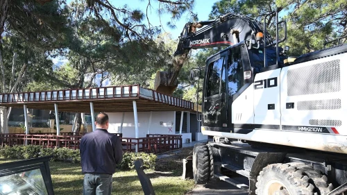 Kemer’de kaçak yapıların yıkımına kararlılıkla devam ediliyor