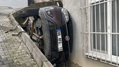 Üsküdar'da vitesi boşta kalan araç kontrolden çıkarak evin bahçesine düştü