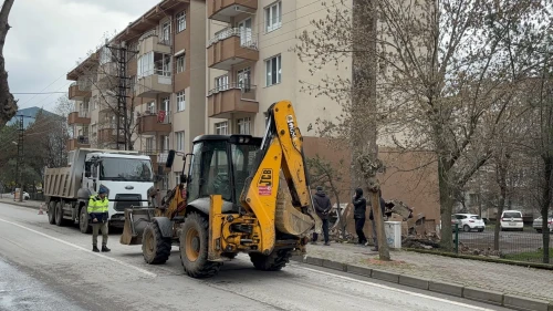 Edirne'de sağanak sonrası apartman bacası çökerek otomobile hasar verdi