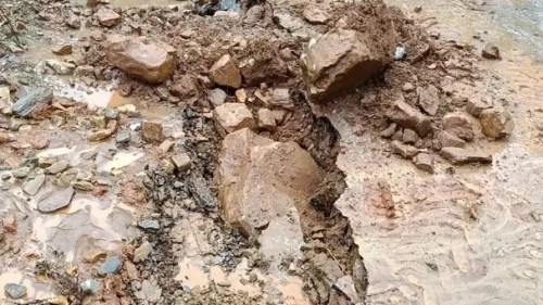 Aydın’da yoğun yağış sonrası istinat duvarı çöktü yollarda çukurlar oluştu