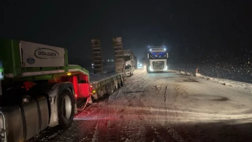 Şanlıurfa'da yoğun kar yağışı nedeniyle D-400 karayolu kapandı, polis ve jandarma yolda kalan