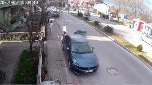 Sakarya’da fırtınanın savurduğu çöp konteyneri park halindeki otomobile çarptı