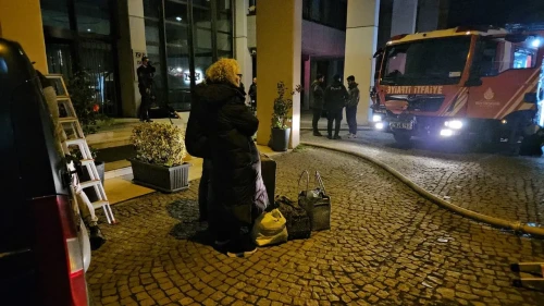 Beyoğlu'nda otelde çıkan yangında mahsur kalan 3 kişi ve bir köpek itfaiye tarafından