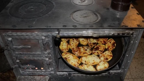 Erzincan'da kışın soğuk gecelerinde sobada kaşarlı patates keyfi