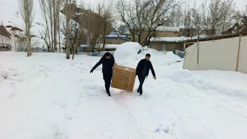 Ankara’da polis memuru Mustafa Şahin engelli vatandaşa akülü sandalye hediye etti