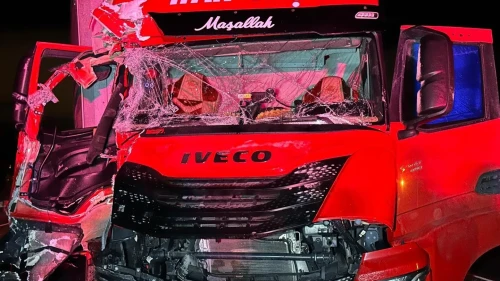 Uşak'ta 2 tırın çarpışması sonucu 1 kişi yaralandı