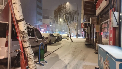 Ardahan’da kar yağışı nedeniyle cadde ve sokaklar beyaza büründü