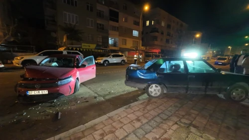 Karaman'da park halindeki araca çarpan otomobilin sürücüsü yaralandı