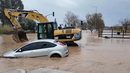 Adana’da sel suları yükselince minibüs üzerinde mahsur kalan vatandaşlar belediye ekipleri tarafından kurtarıldı