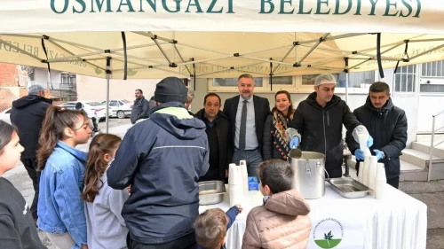 Osmangazi’de cuma namazı sonrası vatandaşlara sıcak çorba ikram edildi