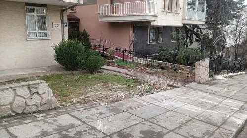 Ankara'da kontrolden çıkan hafriyat kamyonu bahçedeki 4 araca çarptı