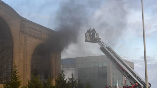 Menderes’te fabrika yangını itfaiye ekiplerinin çabasıyla kontrol altına alındı