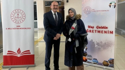 Van'a yeni atanan öğretmenler güllerle karşılandı