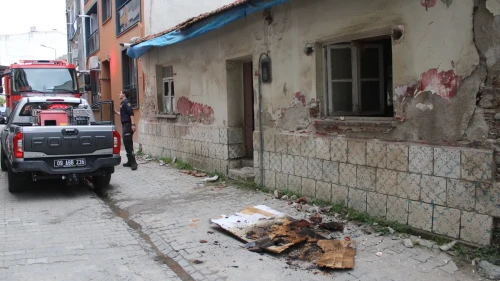 Aydın’da metruk binada tahtalar tutuşunca itfaiye yangını söndürdü