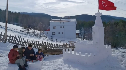 Sivas Valisi Şimşek kardan Kız Kulesi yapan amca ve yeğenleri makamında ağırladı