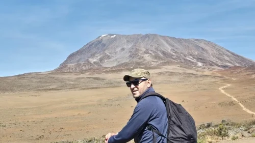 Hakkarili eğitimci Kilimanjaro’ya tırmanarak başarıya ulaştı