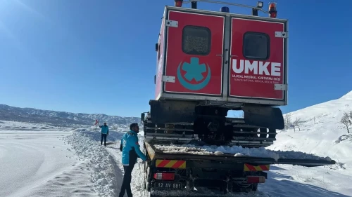 Bingöl'de UMKE ekipleri zorlu kış şartlarında hastaya umut oldu