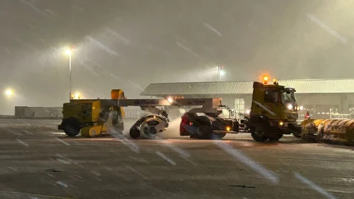Sabiha Gökçen Havalimanı’nda kar ve buzla mücadele çalışmaları devam ediyor