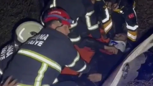 Adana'da şarampole yuvarlanan otomobildeki 2 kişi yaralandı