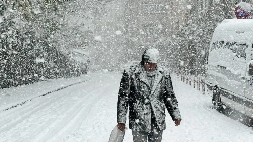 İstanbul'da kar yağışı nedeniyle araçlar güçlükle ilerledi